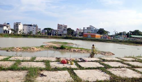Cháu bé chết tức tưởi dưới “hồ tử thần” 1