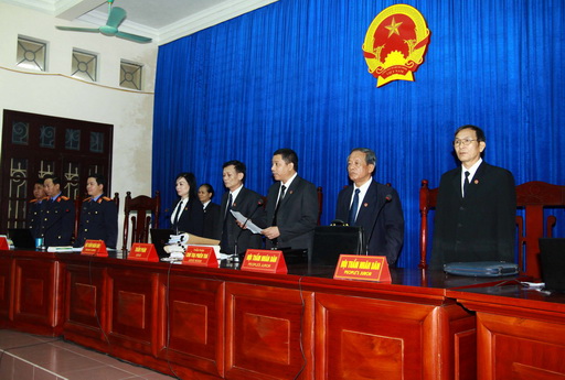 Anh em ông Vươn bị truy tố ở khung hình phạt cao nhất 3 Anh em ông Vươn bị truy tố ở khung hình phạt cao nhất 3