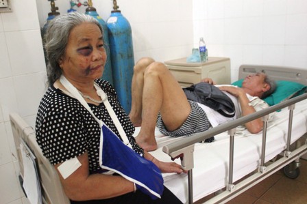 Lật xe tại Lào, 36 khách du lịch Việt Nam thương vong 1 Lật xe tại Lào, 36 khách du lịch Việt Nam thương vong 1
