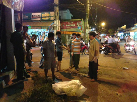 “Vật lạ” đầy máu rơi xuống đường, người dân một phen khiếp vía 1