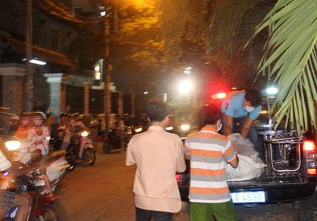 “Vật lạ” đầy máu rơi xuống đường, người dân một phen khiếp vía 2