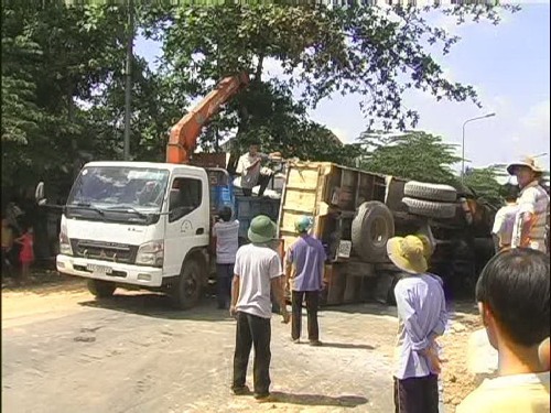 Xe tải lật, bốc cháy trên Quốc lộ 1