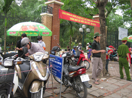 Sửng sốt điểm trông xe 2.000 đồng trong ngày lễ tại thủ đô 1