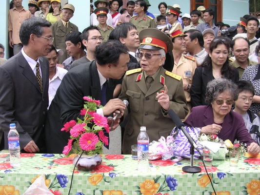 Chùm ảnh: Đại tướng Võ Nguyên Giáp thăm lại chiến trường Điện Biên Phủ 10