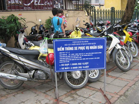 Sửng sốt điểm trông xe 2.000 đồng trong ngày lễ tại thủ đô 2