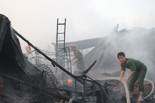 Cháy lớn thiêu rụi hơn 50 căn nhà 5 Cháy lớn thiêu rụi hơn 50 căn nhà 5