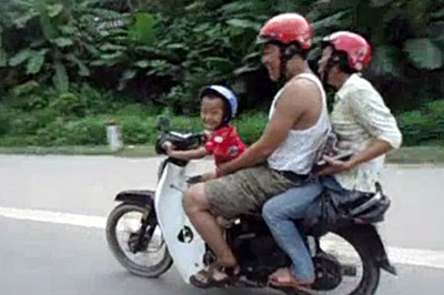 Bé 5 tuổi phóng xe bạt mạng trên quốc lộ 1