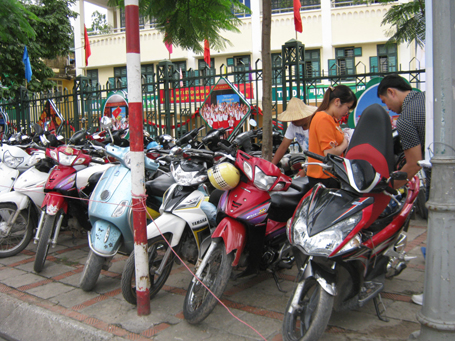 Sửng sốt điểm trông xe 2.000 đồng trong ngày lễ tại thủ đô 7