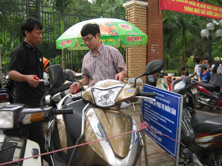 Sửng sốt điểm trông xe 2.000 đồng trong ngày lễ tại thủ đô 8