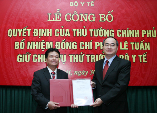 Trao quyết định bổ nhiệm Thứ trưởng Bộ Y tế cho đồng chí Phạm Lê Tuấn 1