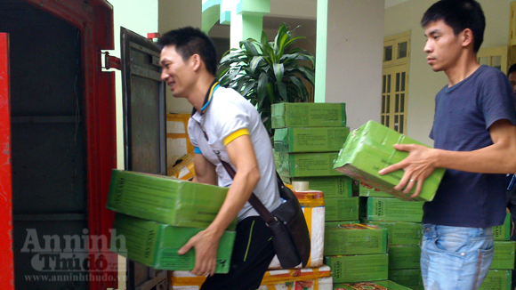 10.000 con cá trê, cả quả Trung Quốc "bơi" về chợ Hà Nội 8
