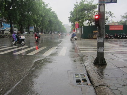Hà Nội thoát ngập sau cơn mưa lớn đầu mùa 1