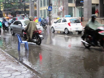 Hà Nội thoát ngập sau cơn mưa lớn đầu mùa 2