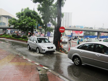 Hà Nội thoát ngập sau cơn mưa lớn đầu mùa 4