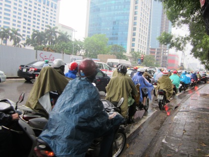 Hà Nội thoát ngập sau cơn mưa lớn đầu mùa 7