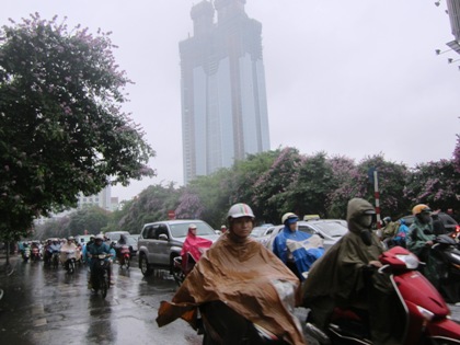 Hà Nội thoát ngập sau cơn mưa lớn đầu mùa 8
