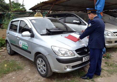 Tài xế taxi bắt chẹt du khách bị phạt 20 triệu đồng 1 Tài xế taxi bắt chẹt du khách bị phạt 20 triệu đồng 1