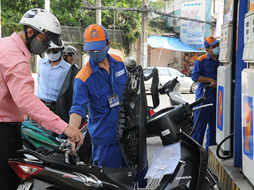 Xăng dầu “lỗ”, nhấp nhổm tăng giá 1