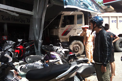 Xe ben cán hỏng hàng chục xe máy 1