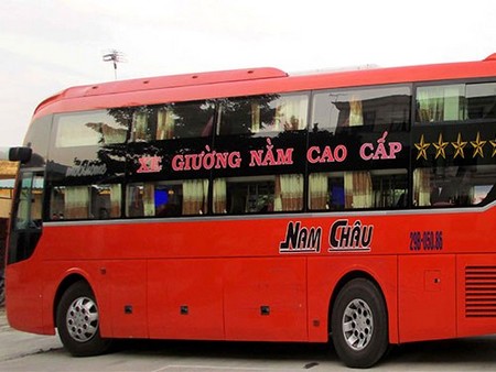 Xe khách bị xe ôm truy đuổi lao vào trụ sở công an 1 Xe khách bị xe ôm truy đuổi lao vào trụ sở công an 1