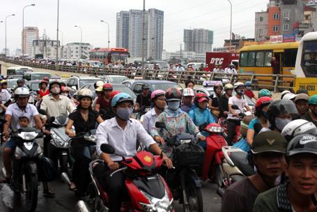 Hà Nội ùn tắc nghiêm trọng trong ngày sĩ tử nhận phòng thi 1