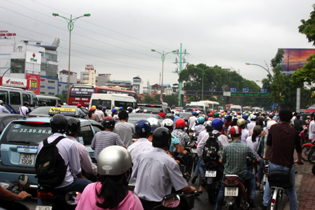 Hà Nội ùn tắc nghiêm trọng trong ngày sĩ tử nhận phòng thi 10