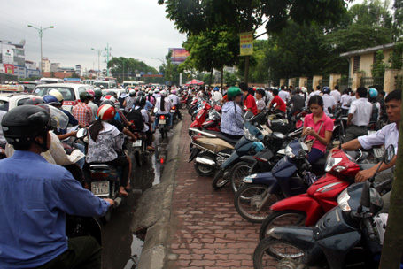 Hà Nội ùn tắc nghiêm trọng trong ngày sĩ tử nhận phòng thi 11
