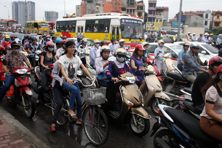 Hà Nội ùn tắc nghiêm trọng trong ngày sĩ tử nhận phòng thi 12