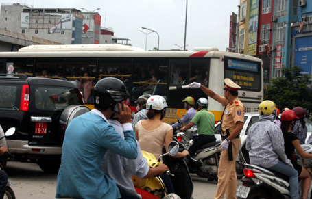 Hà Nội ùn tắc nghiêm trọng trong ngày sĩ tử nhận phòng thi 14