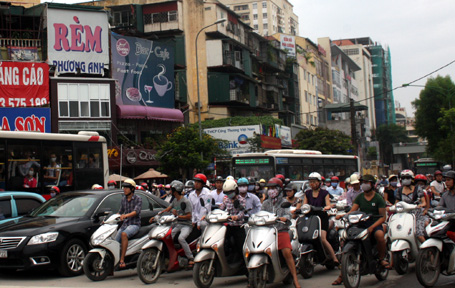 Hà Nội ùn tắc nghiêm trọng trong ngày sĩ tử nhận phòng thi 15