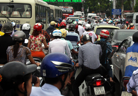 Hà Nội ùn tắc nghiêm trọng trong ngày sĩ tử nhận phòng thi 6