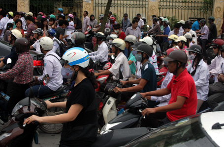 Hà Nội ùn tắc nghiêm trọng trong ngày sĩ tử nhận phòng thi 7