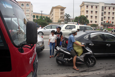 Hà Nội ùn tắc nghiêm trọng trong ngày sĩ tử nhận phòng thi 9