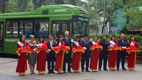 Ra mắt xe buýt “sạch” đầu tiên sản xuất tại Việt Nam 1 Ra mắt xe buýt “sạch” đầu tiên sản xuất tại Việt Nam 1