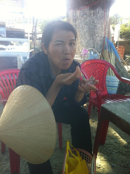 Người đàn bà ăn đá lạnh thay cơm 1 Người đàn bà ăn đá lạnh thay cơm 1