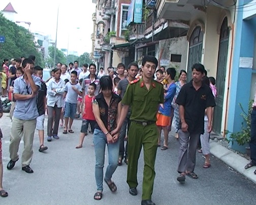 Cô gái “bay” qua nóc nhà như “người nhện” để trộm cắp 1 Cô gái “bay” qua nóc nhà như “người nhện” để trộm cắp 1