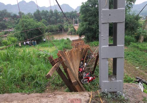 Đứt cầu treo, hàng chục người rơi xuống nước lũ 2