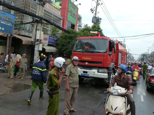Cháy cửa hàng thời trang, kẹt xe nghiêm trọng 1