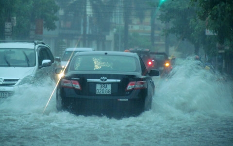 Bão số 2 gây mưa lớn nhiều nơi, miền Trung lũ lên 2