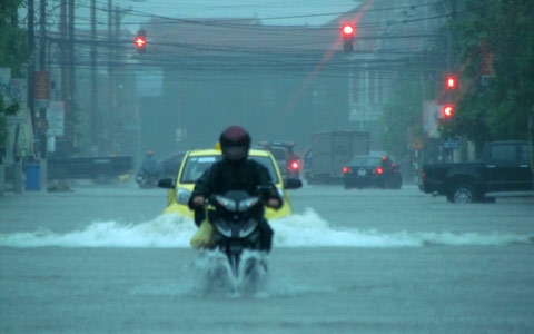 Bão số 2 gây mưa lớn nhiều nơi, miền Trung lũ lên 3