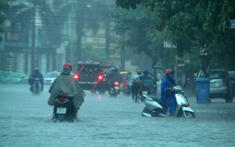 Bão số 2 gây mưa lớn nhiều nơi, miền Trung lũ lên 4