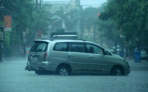 Bão số 2 gây mưa lớn nhiều nơi, miền Trung lũ lên 5