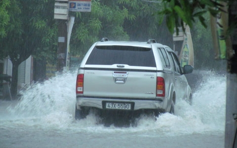 Bão số 2 gây mưa lớn nhiều nơi, miền Trung lũ lên 6