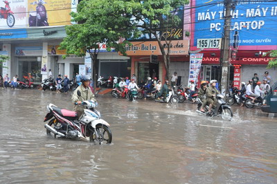 Thái Nguyên: Mưa lớn gây khó khăn cho các thí sinh 2 Thái Nguyên: Mưa lớn gây khó khăn cho các thí sinh 2