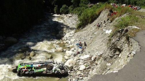 Xe bus rơi xuống sông ở Peru, 30 người thiệt mạng  1