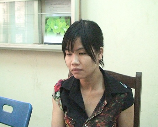 Cô gái “bay” qua nóc nhà như “người nhện” để trộm cắp 2 Cô gái “bay” qua nóc nhà như “người nhện” để trộm cắp 2