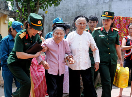 Bà mẹ VN anh hùng được ưu tiên khi thi ĐH: Thiếu tính thực tế! 1