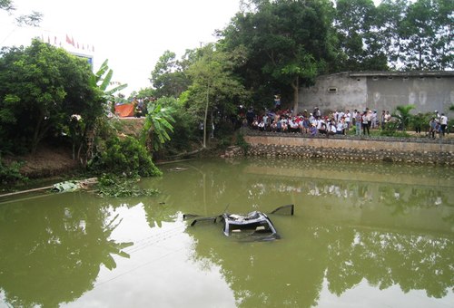 Ôtô lao xuống ao, 4 người thiệt mạng 1