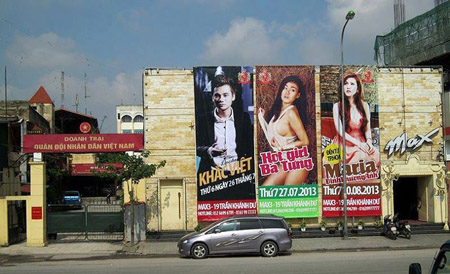 “Liveshow Bà Tưng” tại Hà Nội: Bước lùi của nghệ thuật biểu diễn 1 “Liveshow Bà Tưng” tại Hà Nội: Bước lùi của nghệ thuật biểu diễn 1