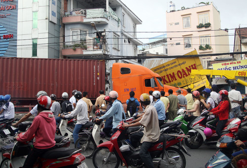 Container đâm sập 2 nhà ở Sài Gòn, 10 người bị kẹt 1 Container đâm sập 2 nhà ở Sài Gòn, 10 người bị kẹt 1